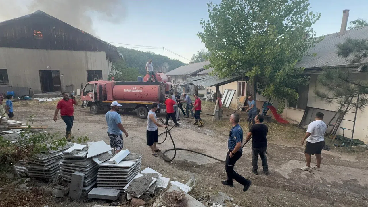 Trafodaki Tellere Temas Eden Sincap, 1 Depo İle 2 Dönümlük Araziyi Küle Çevirdi
