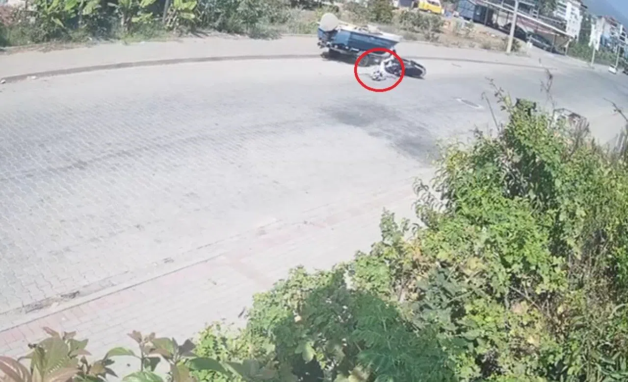 Kask Hayat Kurtardı: Motosikletli Genç Park Halindeki Römorka Çarptı