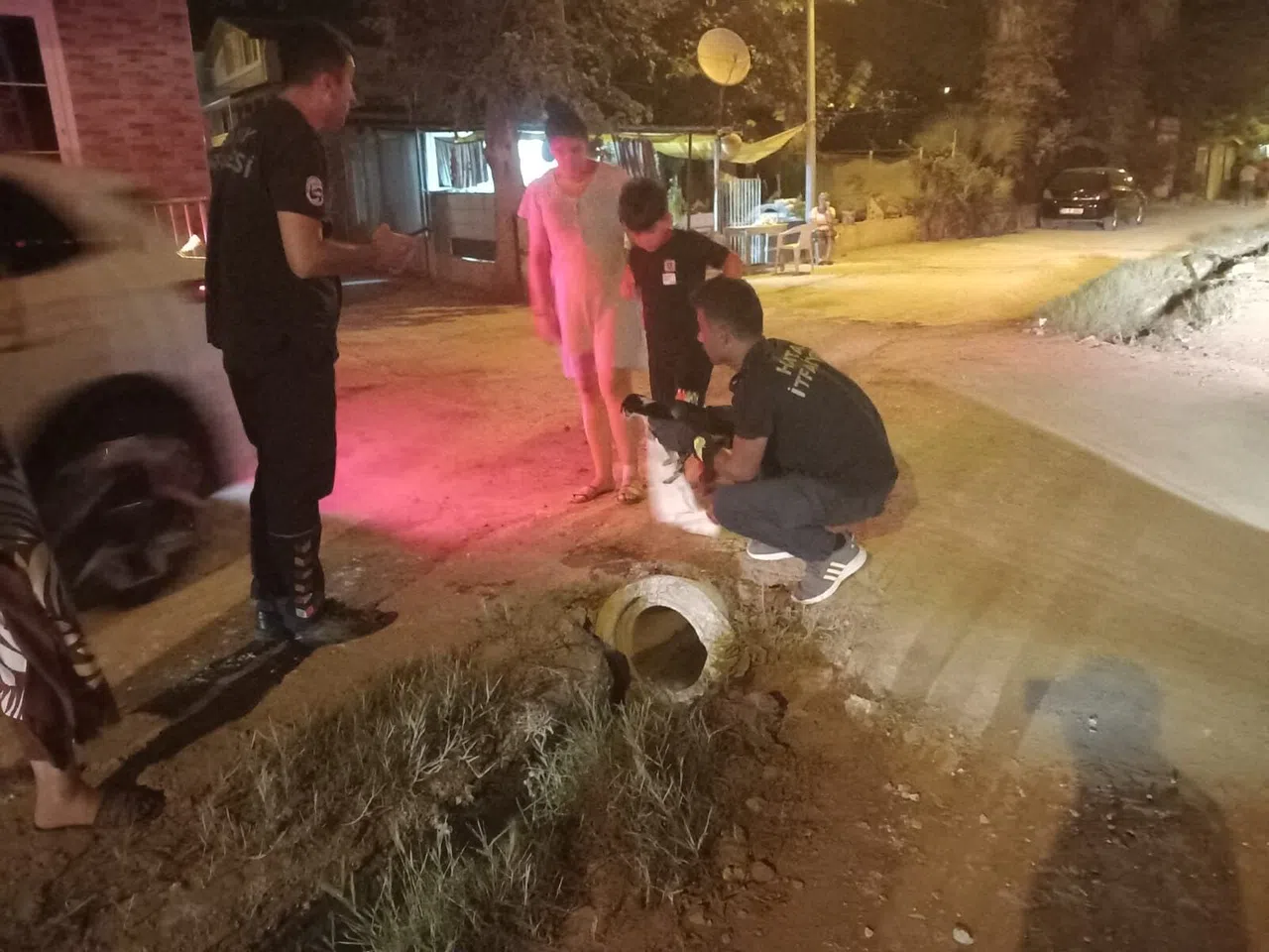 Kanalizasyon Borusuna Sıkışan Yavru Köpeği İtfaiye Kurtardı