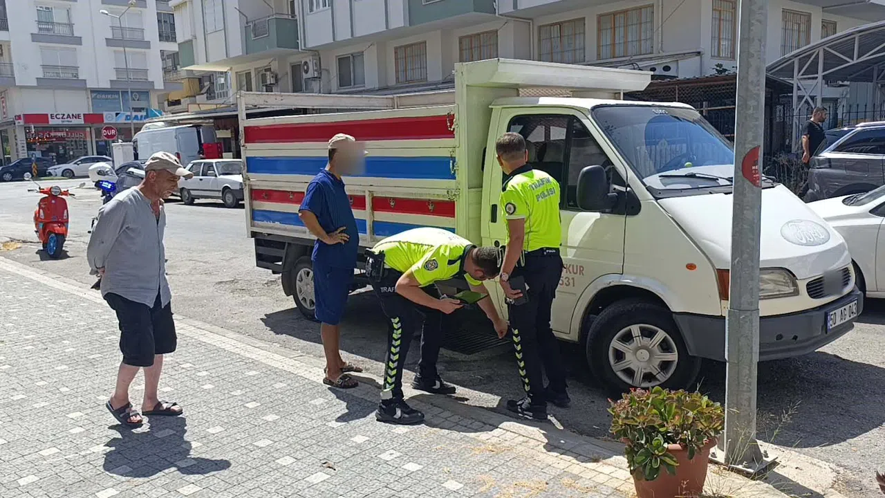 Motosikletli, Kamyonetin Altında Kalmaktan Son Anda Kurtuldu