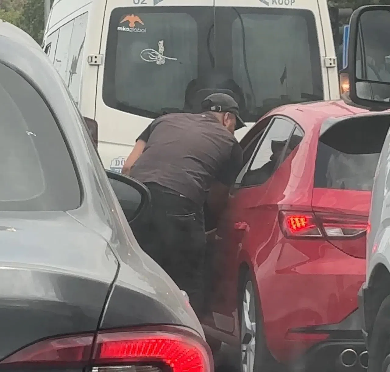 Trafikte Cam Silen Gençler Artık Zorla Kapıları Açıp Para İstiyor