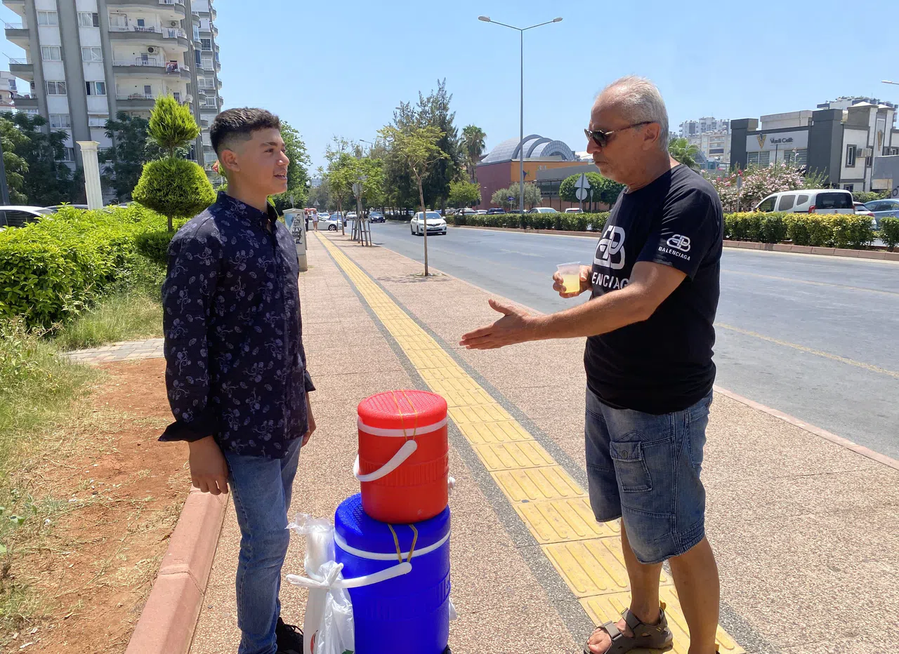 15 yaşındaki genç, limonata satarak hayaline yürüyor