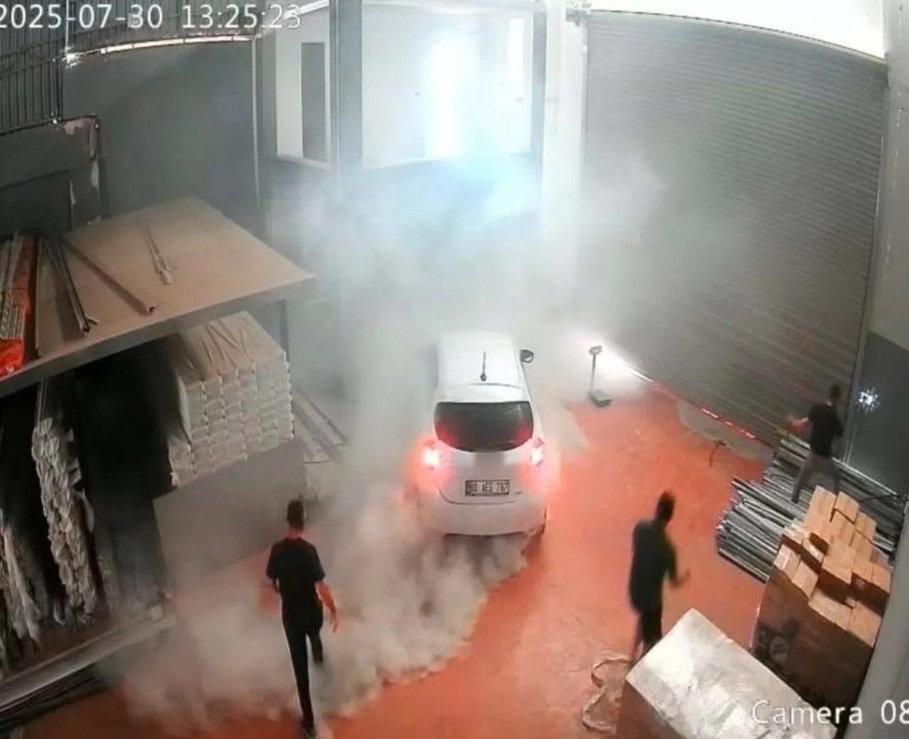 Yanmaya Başlayan Elektrikli Araçtaki Yangın, 2 Saat Boyunca Söndürülemedi