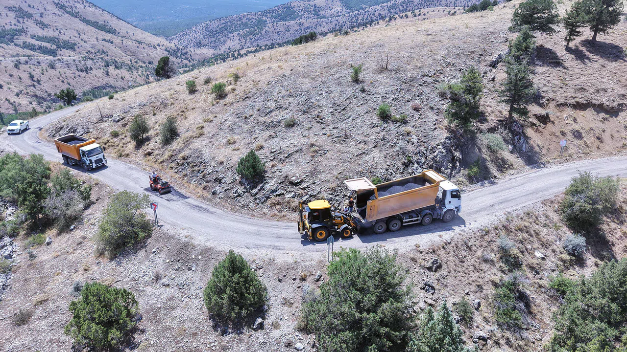 Büyükşehir, Afşin’de Bir Grup Yolunun Daha Konforunu Artırıyor