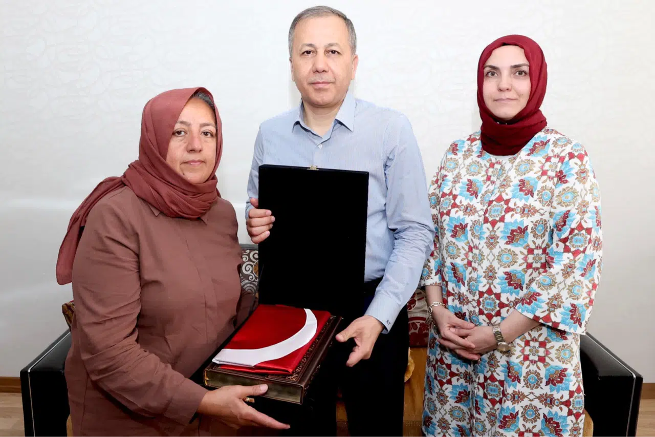 Bakan Yerlikaya'dan şehit bekçinin ailesine ziyaret