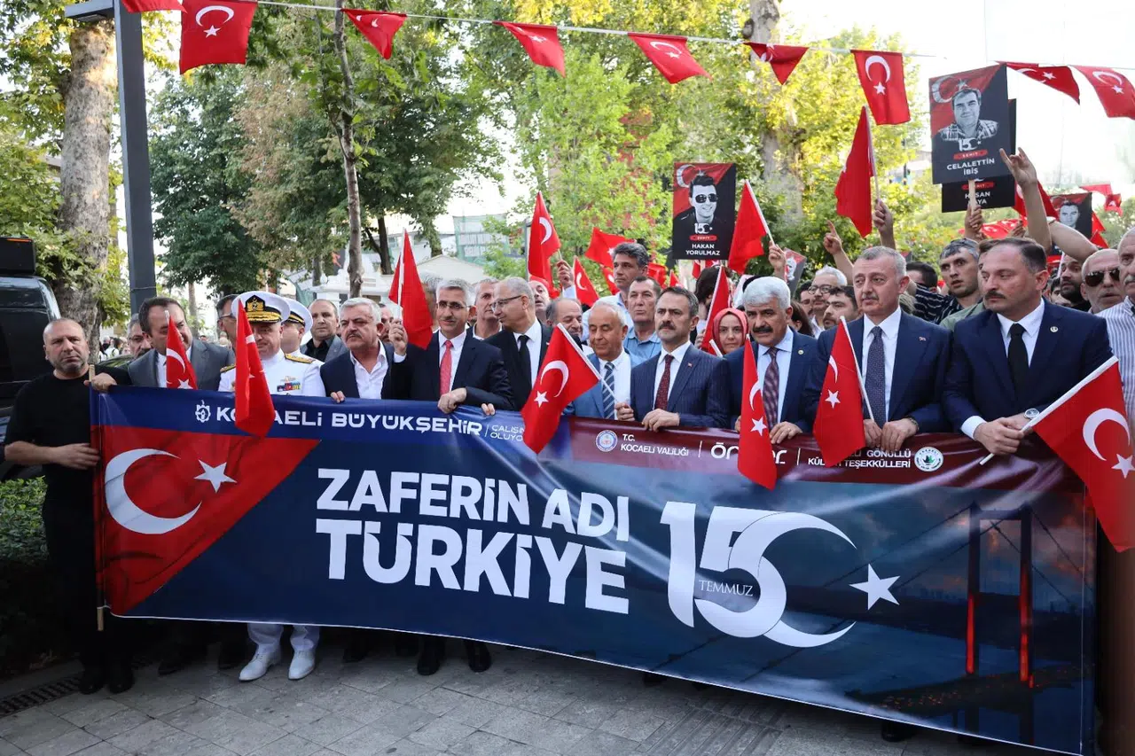 Binlerce Kocaelili 15 Temmuz kortejinde