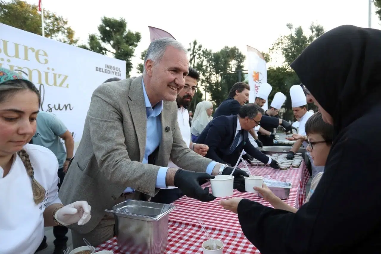 Bursa İnegöl’ün yeni meydanında aşure kazanları kaynadı