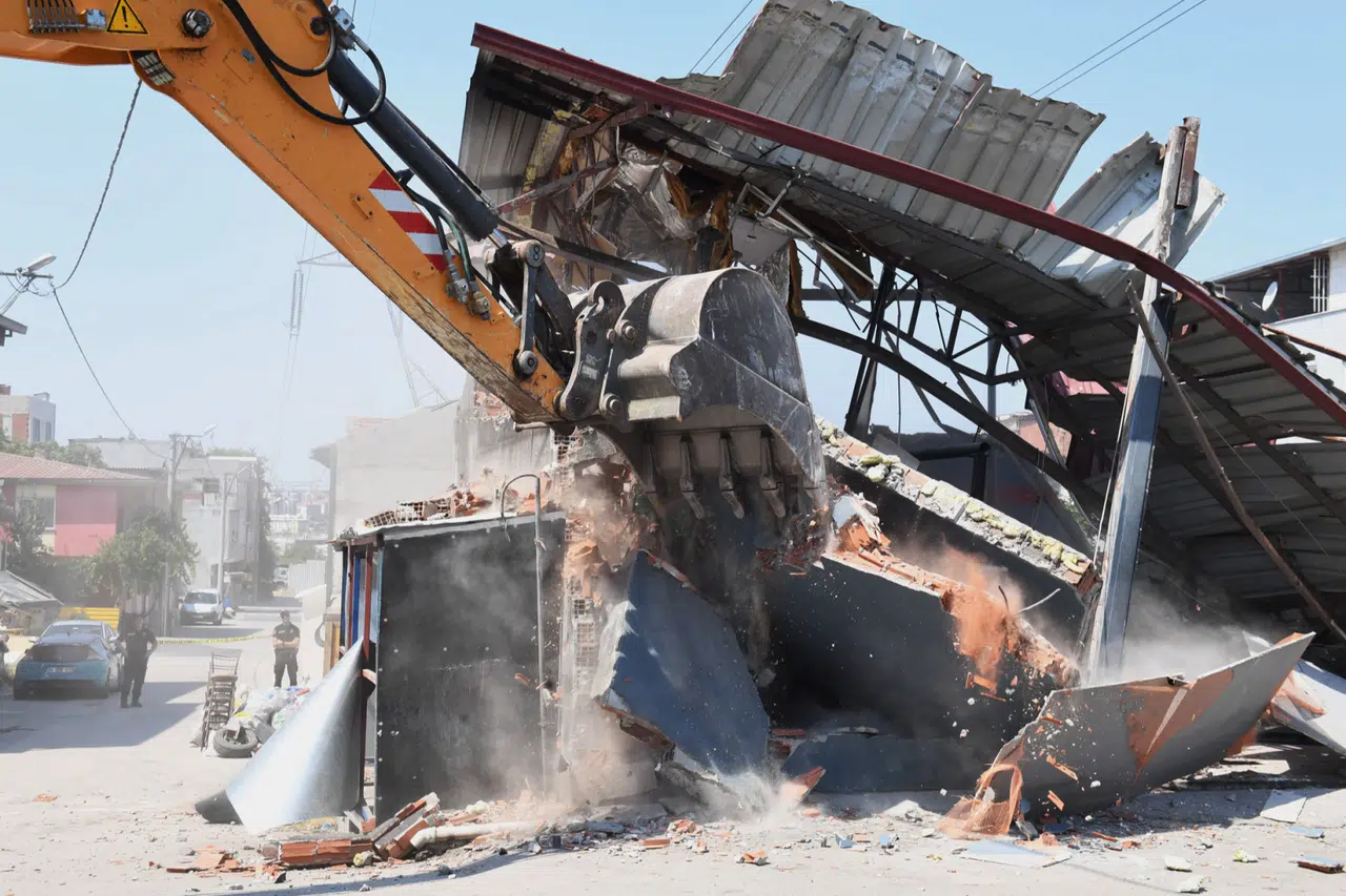 Bursa'da yüksek gerilim hattına yapılan kaçak iş yeri yıkıldı