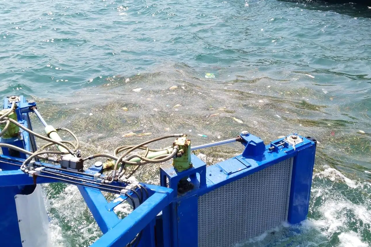 Büyükşehir'den deniz temizliği