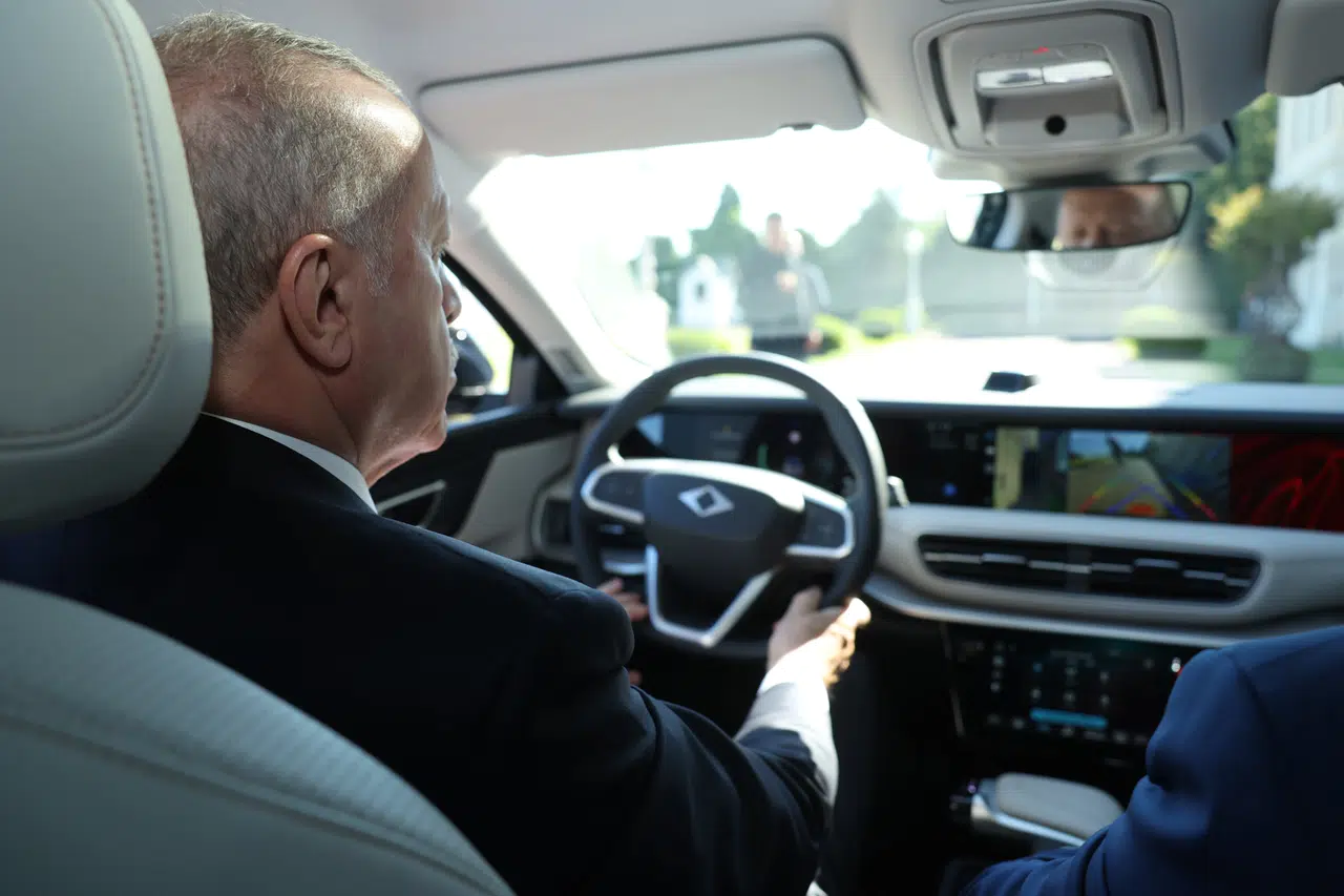 Cumhurbaşkanı Erdoğan, Togg T10F Sedan modelini test etti... Erdoğan Togg T10F'nin direksiyonunda