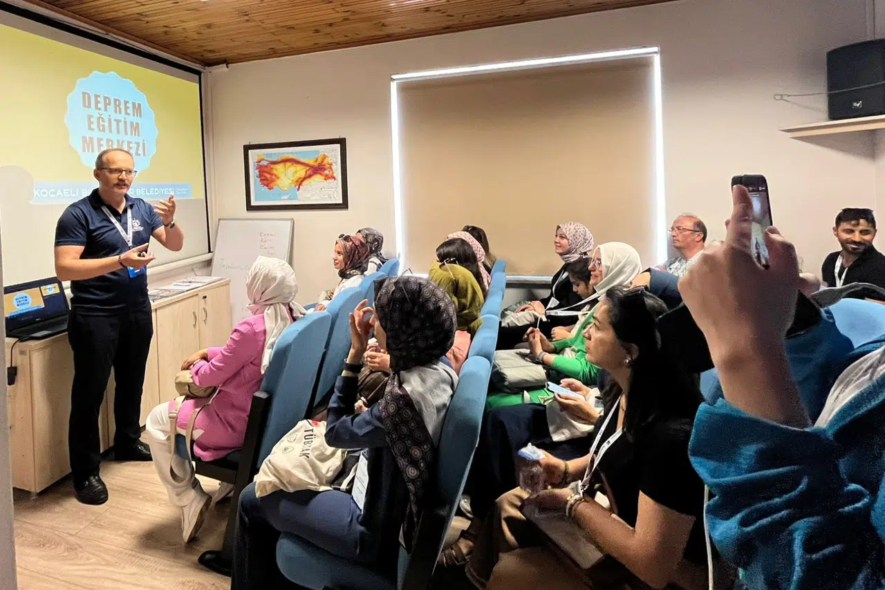 Deprem bölgesi öğretmenlerine afet eğitimi