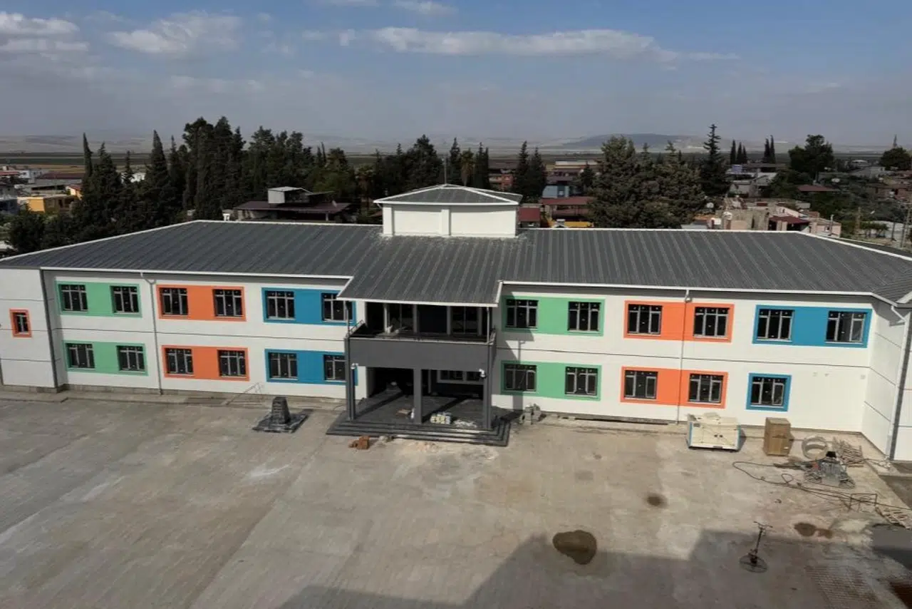 Deprem bölgesine 12 derslik okul kazandırdı