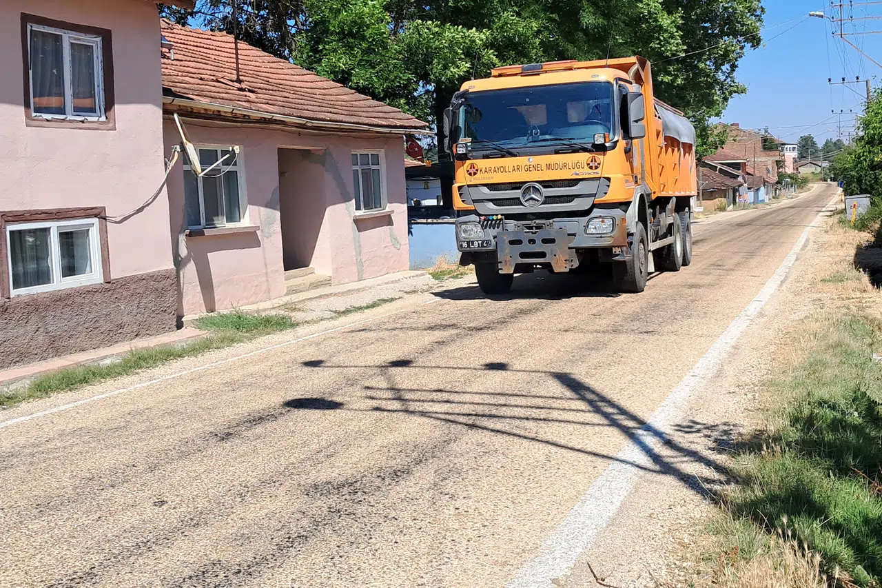 Eriyen asfalta karayollarından acil müdahale!