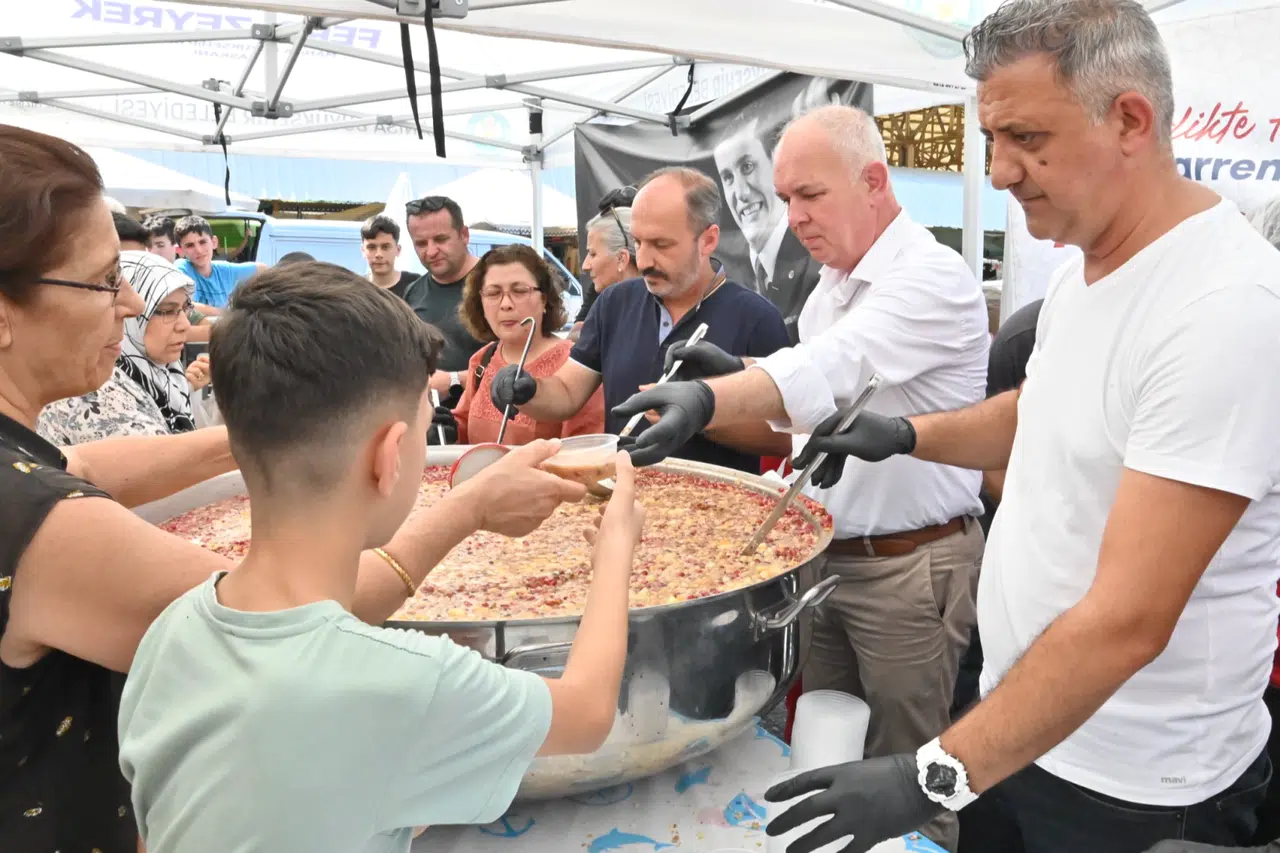 Geleneksel aşure dağıtımı devam ediyor