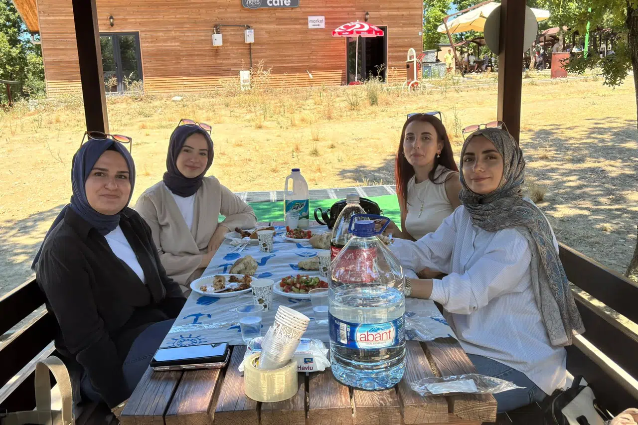 Genç inşaat mühendislerinin piknik keyfi