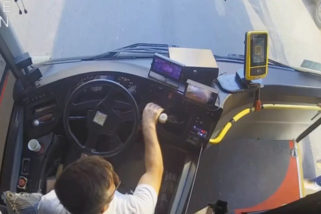 Hastalanan yolcuyu acile yetiştirdi