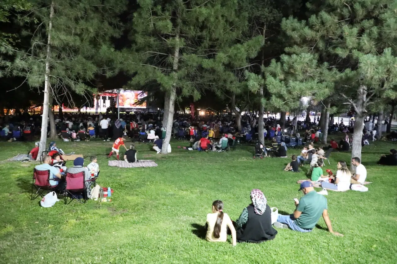 Kayseri Melikgazi'de açık havada sinema keyfi