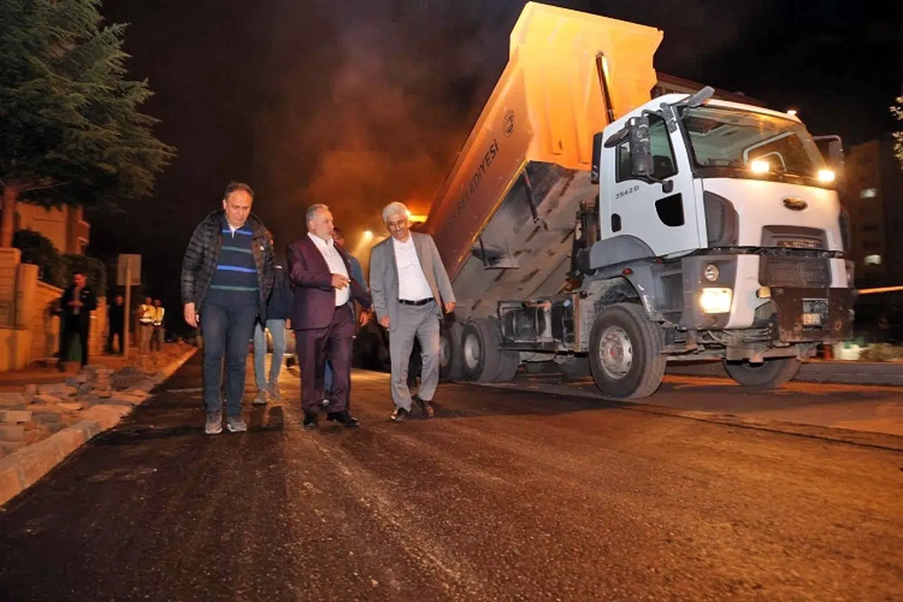 Kayseri Talas'ta gece asfalt mesaisi... Başkan Yalçın'dan gece teftişi
