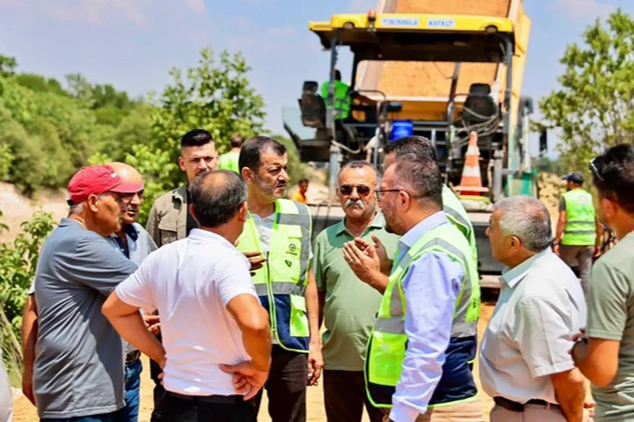 Kırsal yollarda asfalt çalışmaları sürüyor