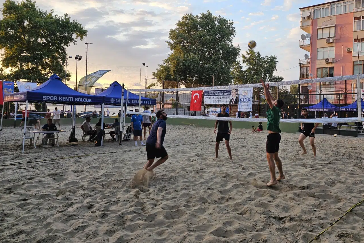 Kocaeli Gölcük'te kum üzerinde şenlikli turnuva başladı