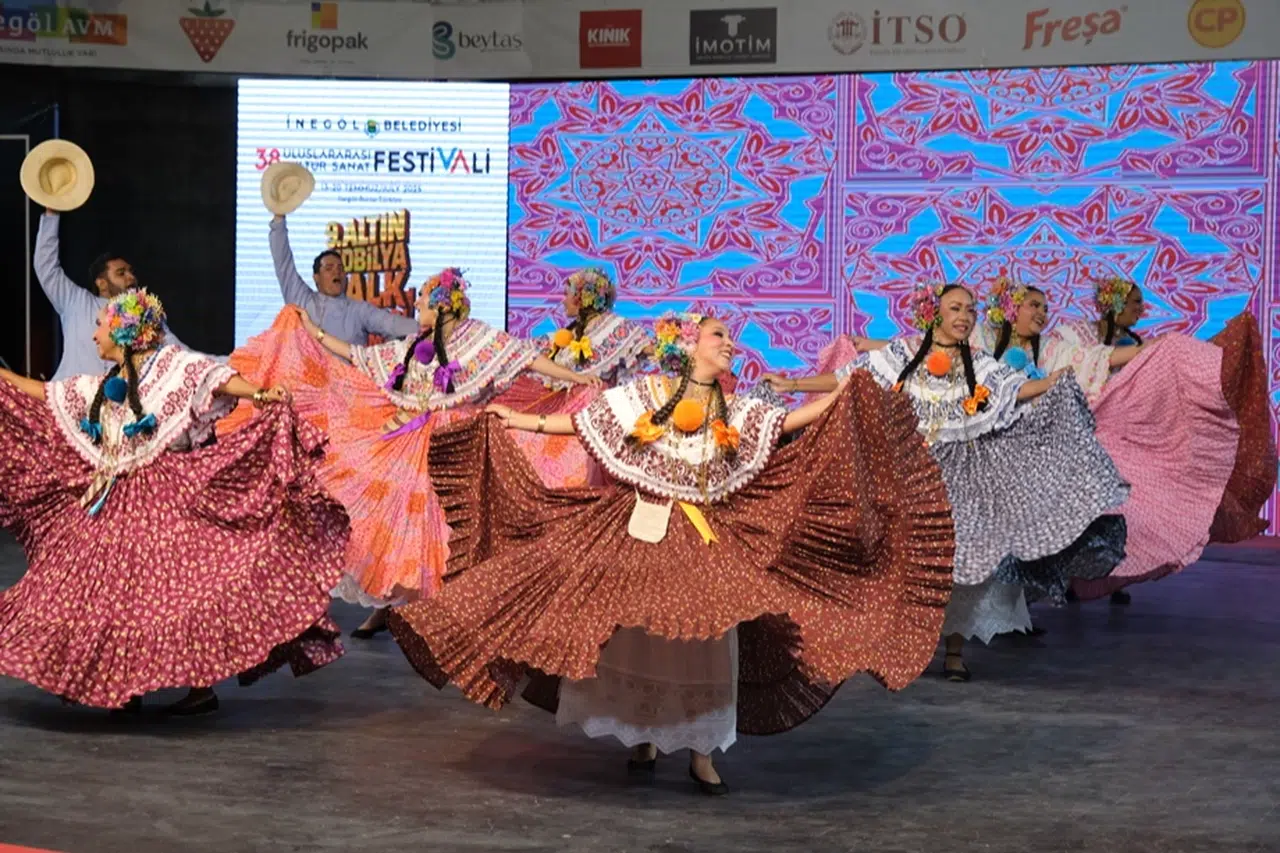 Kültürün renkleri sahneye taştı