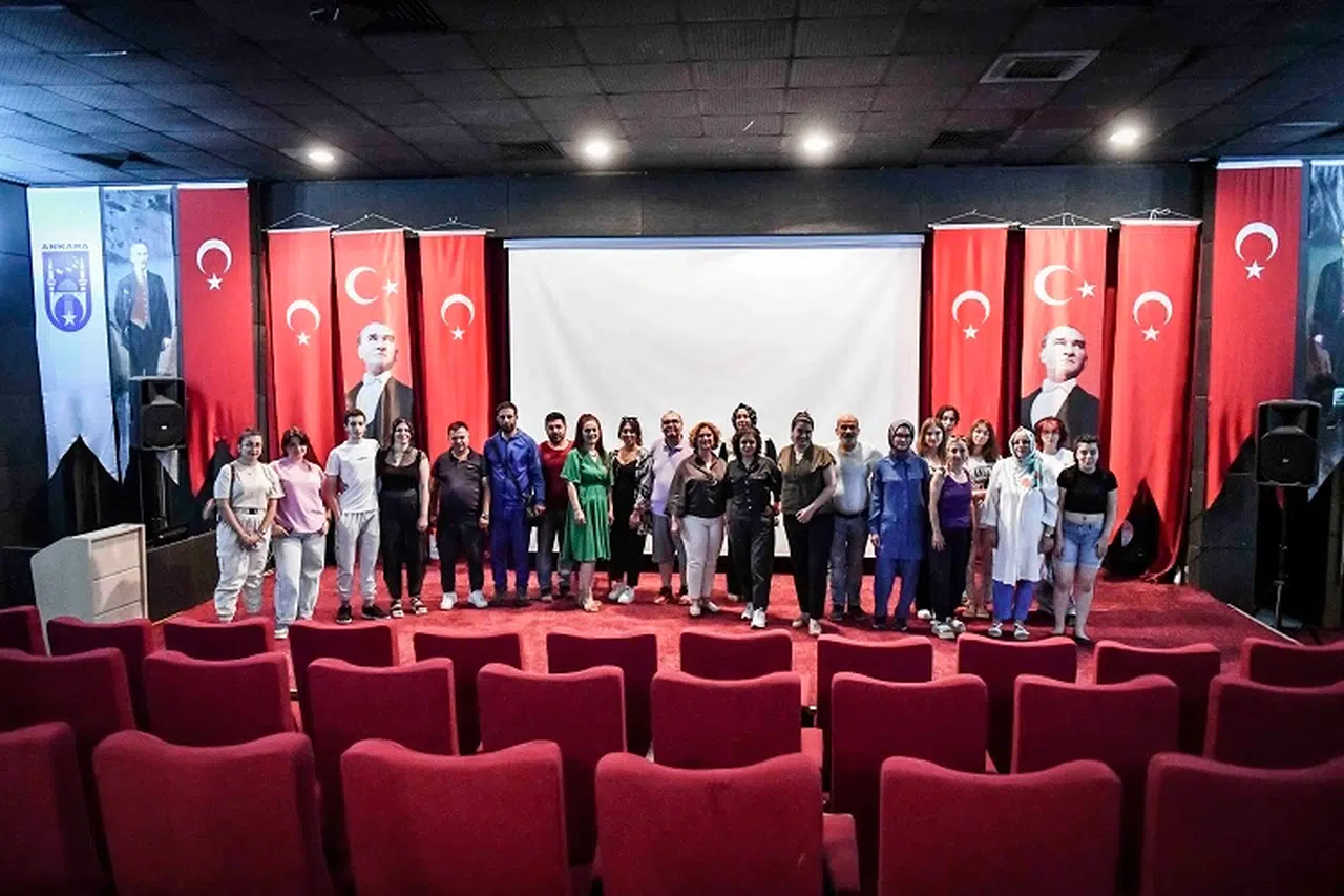 Mahallede tiyatro var!