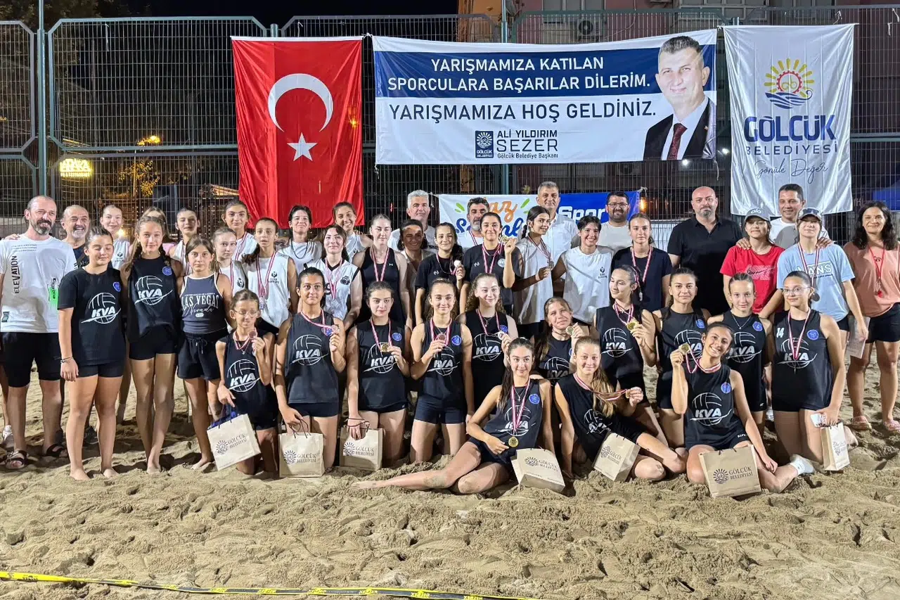 Minik voleybolcular plajda ödüllendi