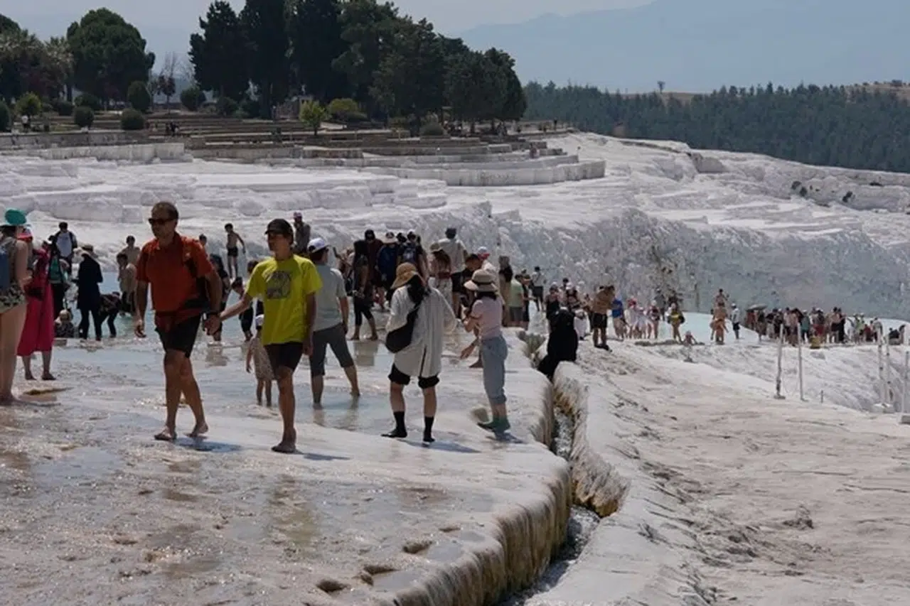 Pamukkale'nin beyaz cennetinde satranç molası