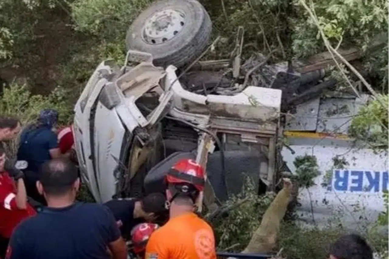 Yangına su taşıyan tanker devrildi: 3 ölü