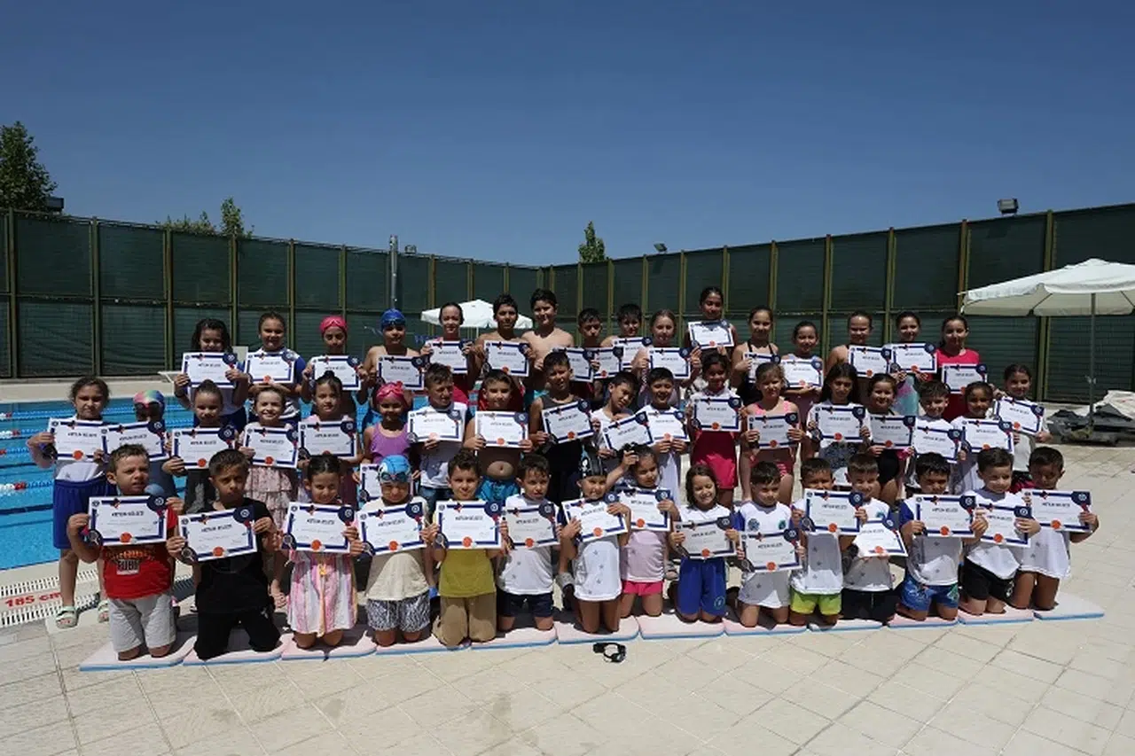 Yaz Okulları’nda minik yüzücülerin sertifika heyecanı
