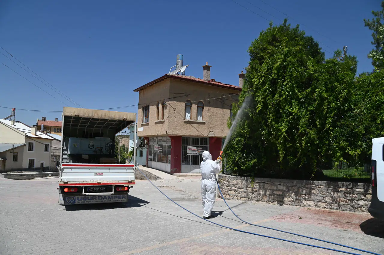 Yeşil alan ilaçlamaları sürüyor