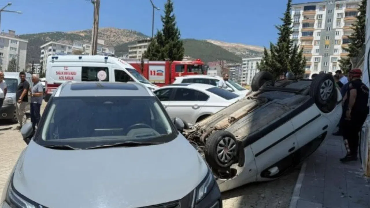 Kahramanmaraş’ta Virajı Alamayan Araç Takla Attı