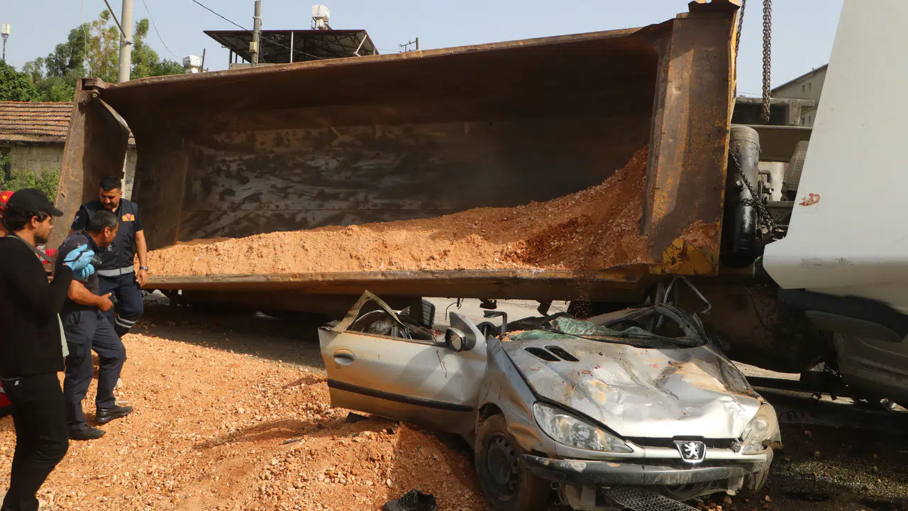 Hafriyat Kamyonunun Ezdiği Otomobilden Yaralı Kurtulan Sürücü Şokta