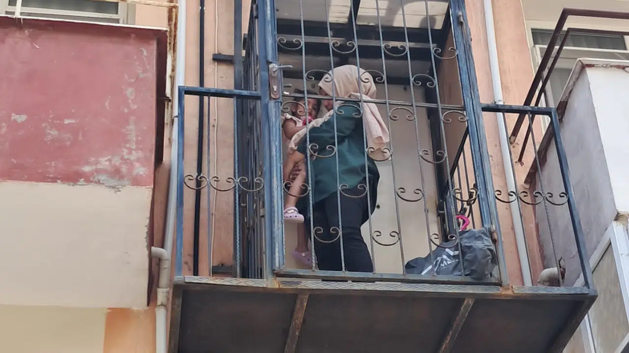 Binanın Dışındaki Asansörde Mahsur Kalan Anne ve Çocuğu İtfaiye Kurtardı