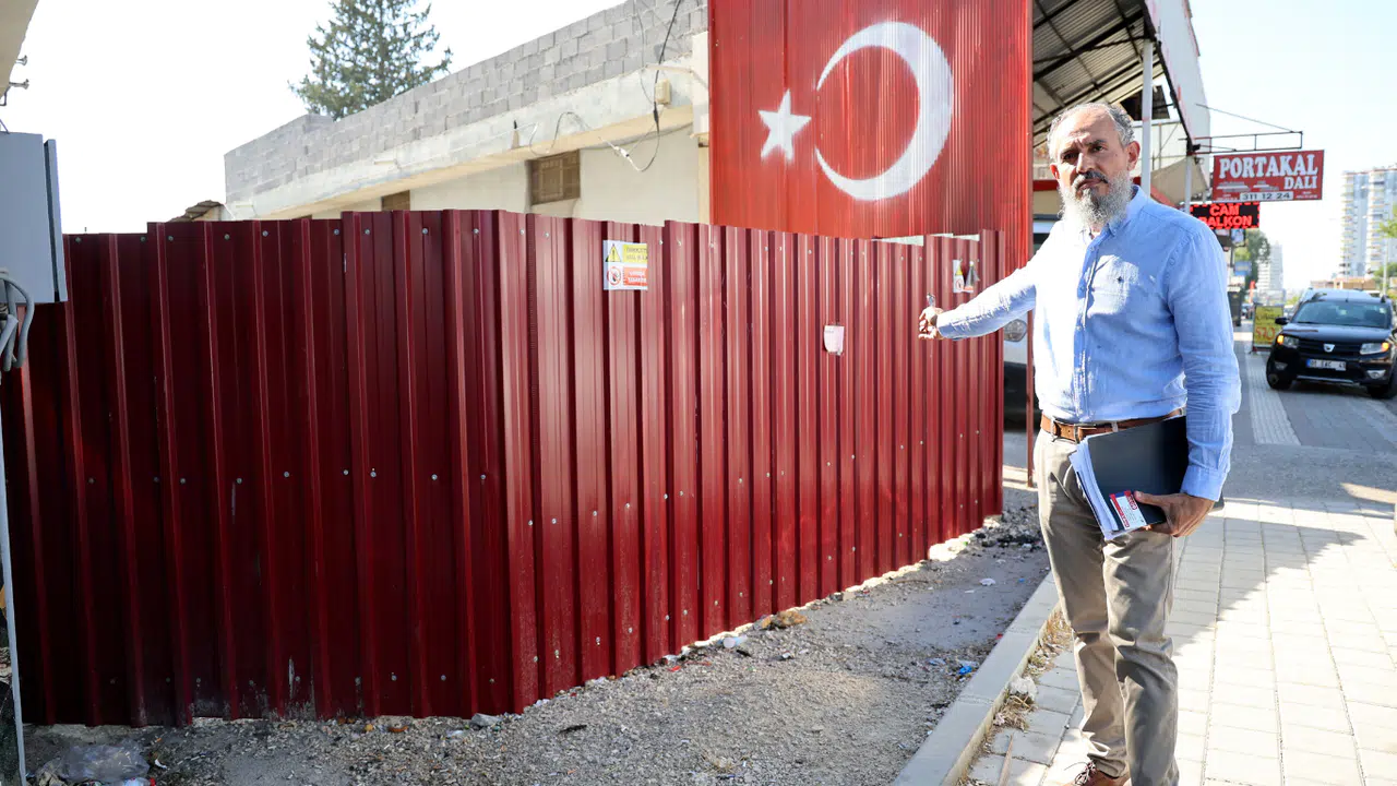 "Tapulu Arazim" Dedi, Sokağın Girişini Kapattı