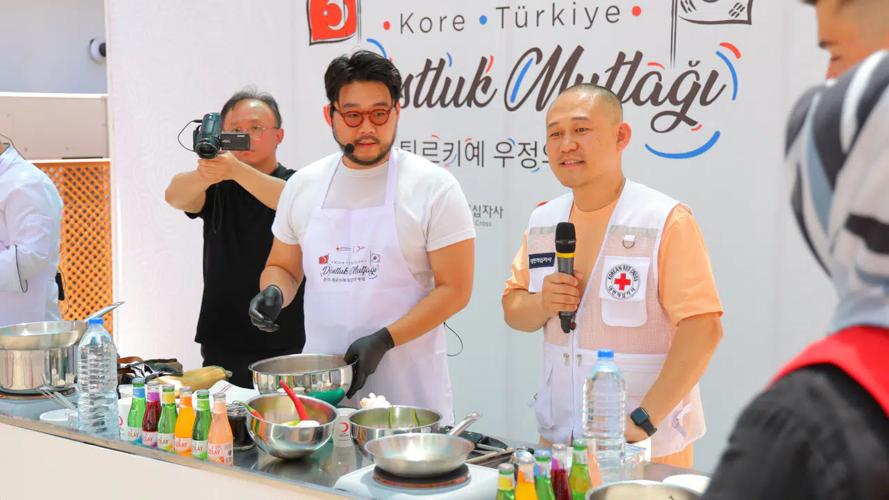 Deprem bölgesinde dostluk yemeği