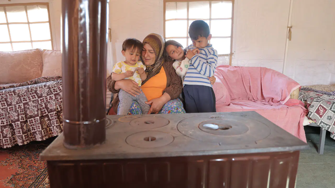 Kahramanmaraş’ta Yazın Ortasında Soba Yakan Aile