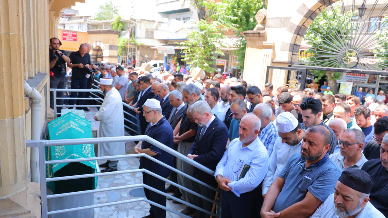 Kahramanmaraşlı Anne ve 3,5 Aylık Bebeği Son Yolculuğuna Uğurlandı