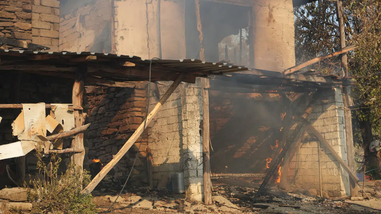 Orman Yangınında Evler Ve Ahırlar Yandı