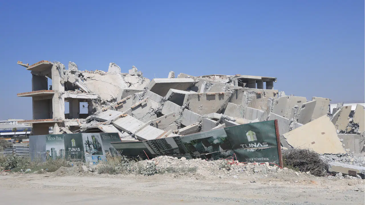 Deprem Etkisi Yaşatan 12 Katlı Binanın Yerle Bir Oldu