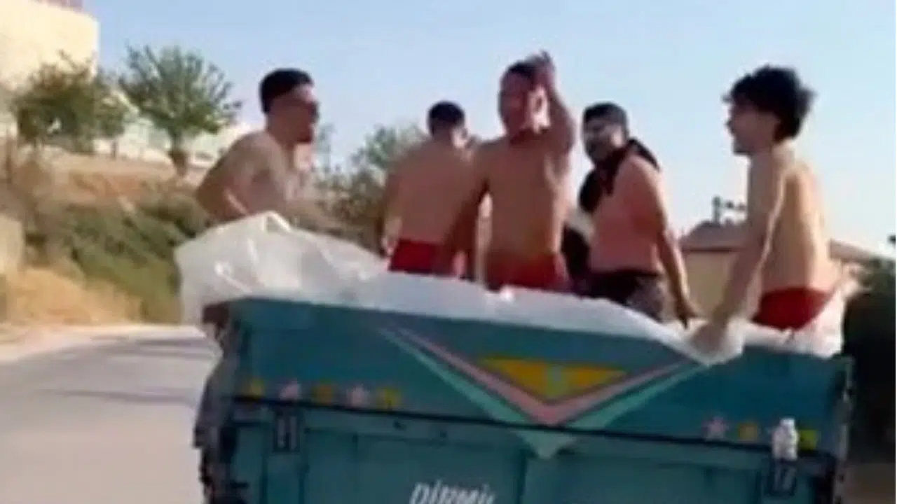 Seyir Halindeki Traktörün Römorkunda Tehlikeli Serinlik