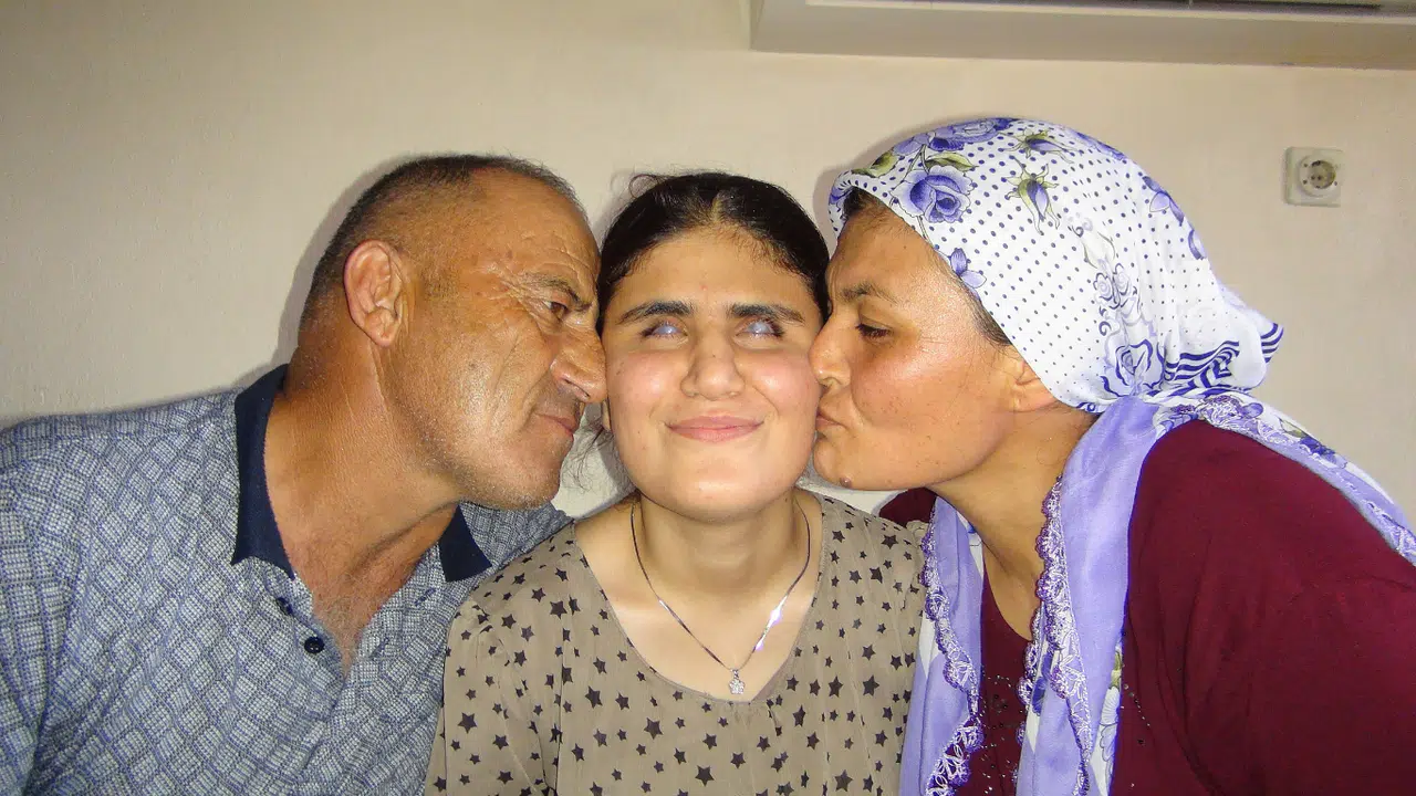 İlkokul Mezunu Annesi Çalıştırdı, Görme Engelli Kızı Üniversiteyi Kazandı