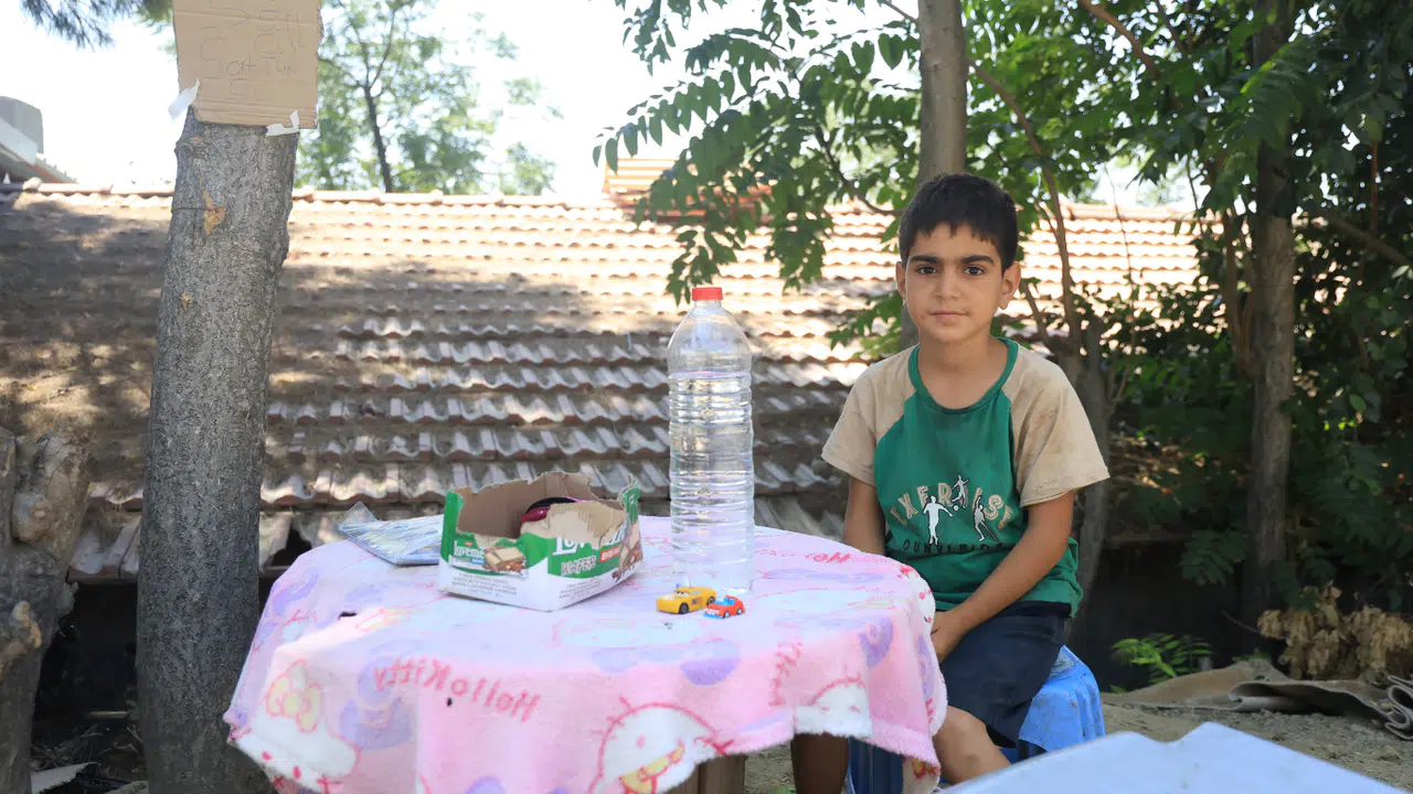 Yaşı Küçük Diye Sanayiye Alınmayan Çocuk, Su Satarak Bisiklet Parasını Biriktiriyor