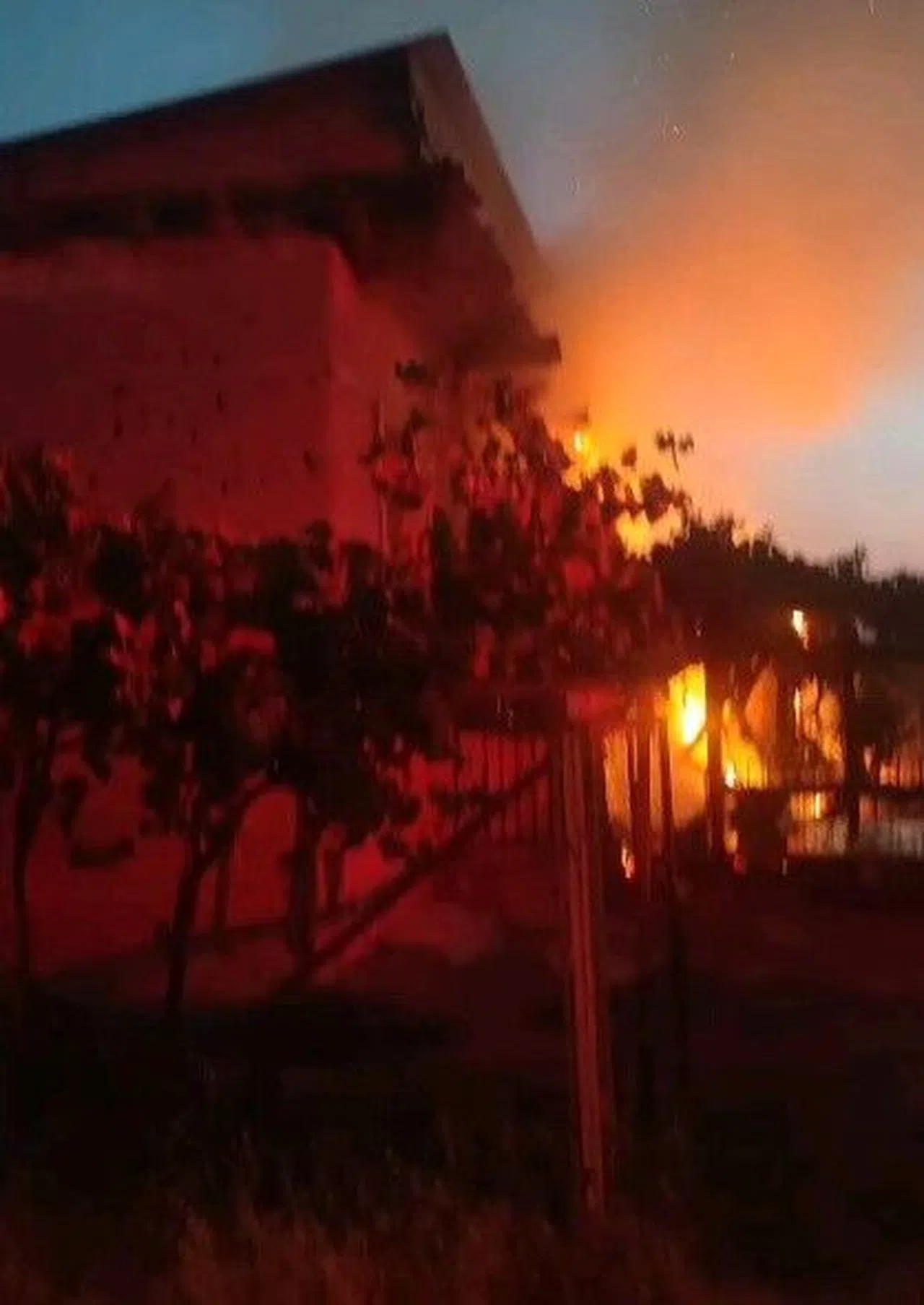 Alev Alev Yanan Ev Kullanılamaz Hale Geldi