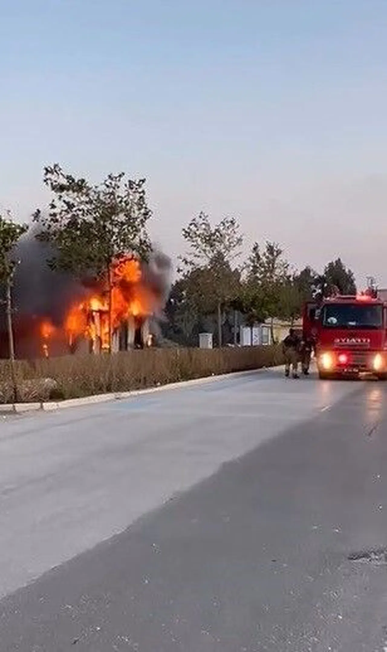 Alevlere teslim olan konteyner iş yeri kullanılamaz hale geldi