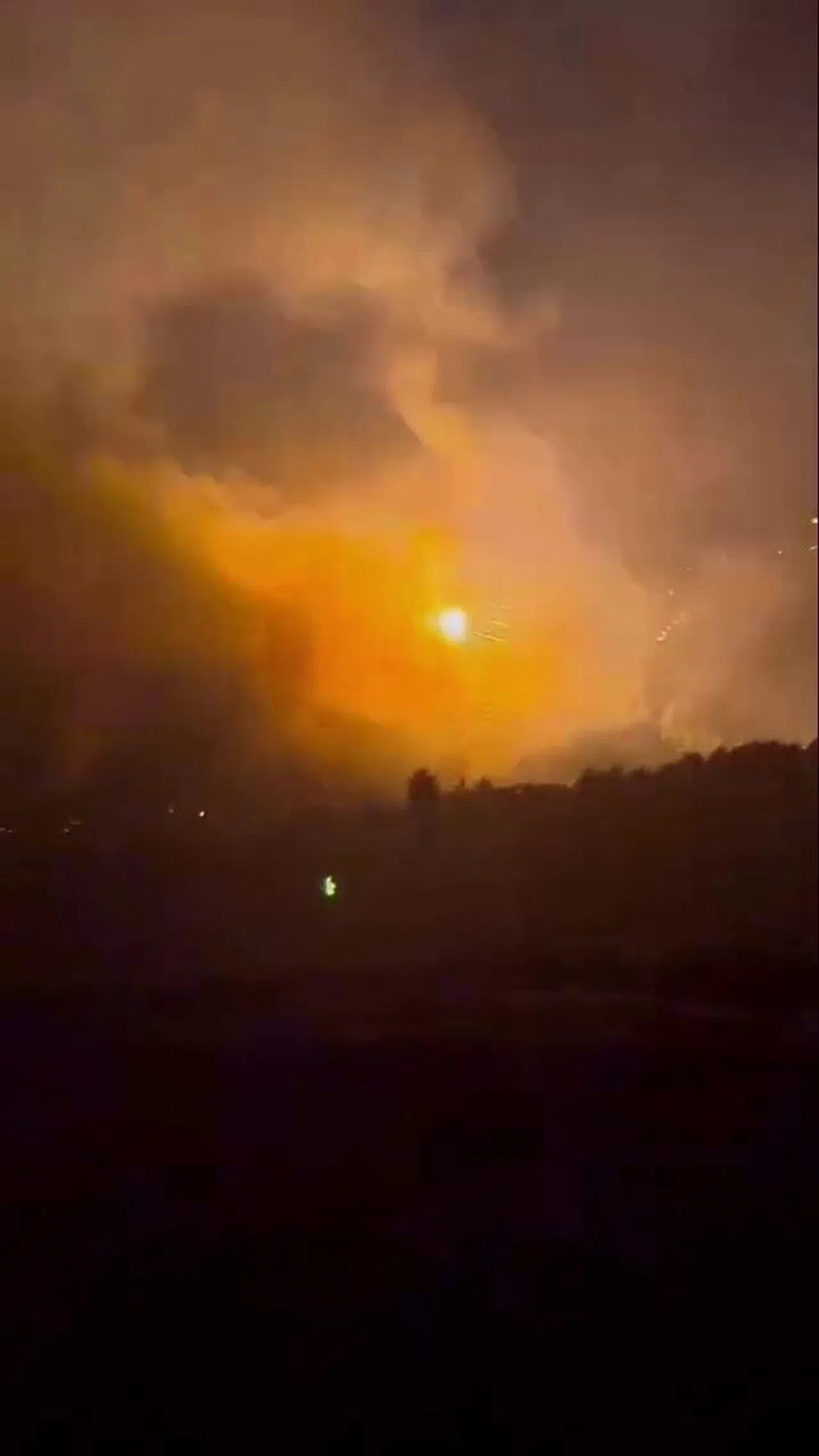 Alevlerin Sardığı Yüksek Gerilim Hattı Bomba Gibi Patladı