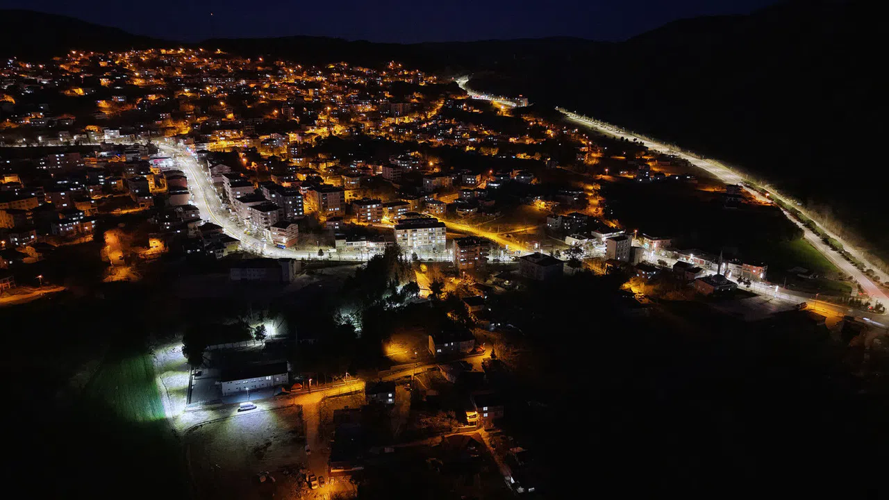 Andırın’ın Prestij Caddesinin Yürüyüş Yolları da Yenileniyor