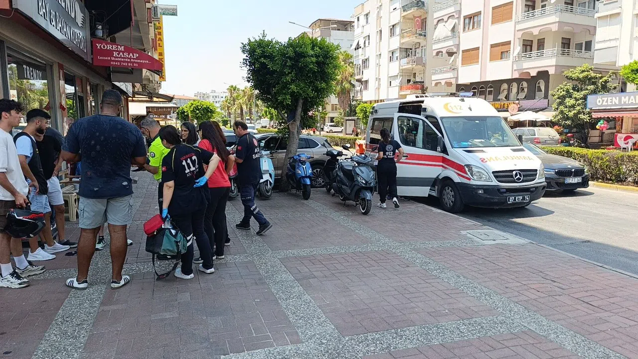 Annesinin elini bırakıp yola fırlayan küçük çocuğa motosiklet çarptı