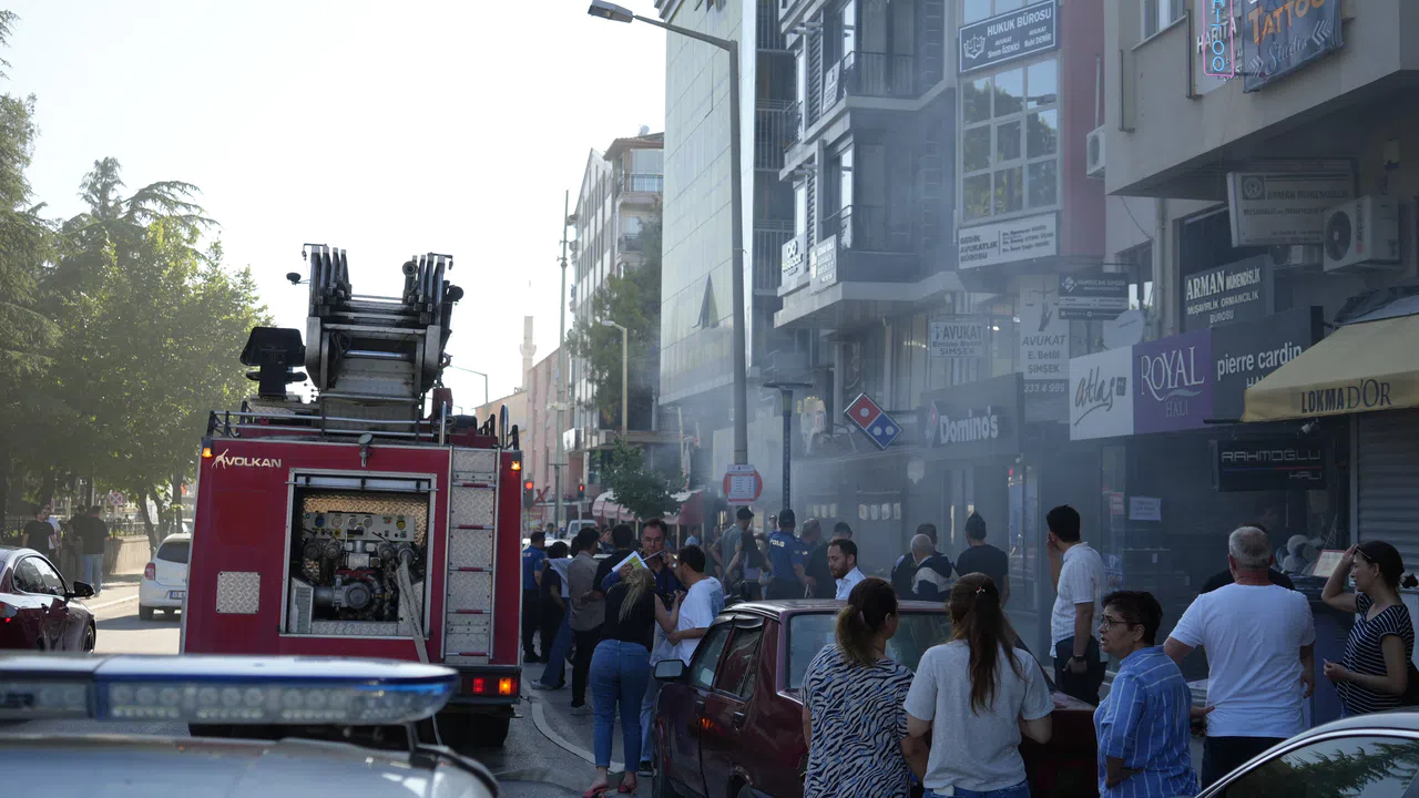 Apartman Boşluğundaki Çöp Yangını Restoranı Dumana Boğdu