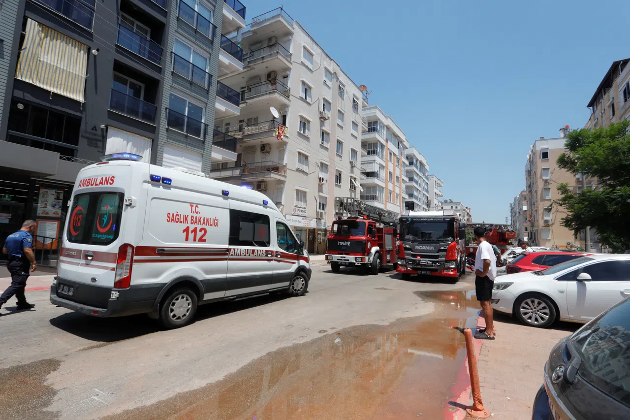 Apartmanda Çıkan Yangında 7'si Çocuk 10 Kişi Dumandan Etkilendi